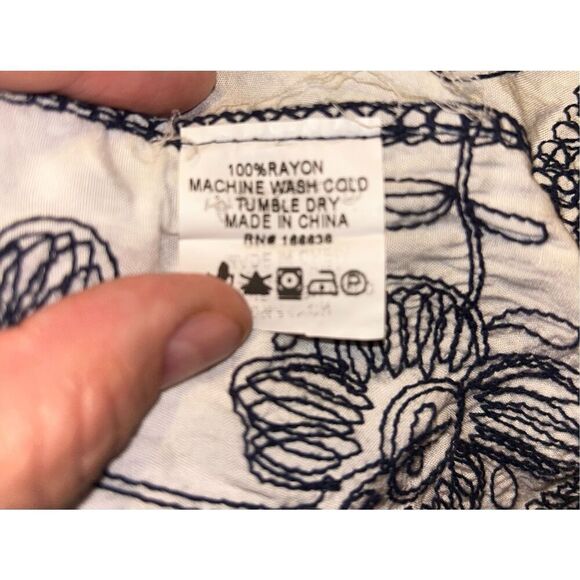 Kindred Women's Peasant Embroidery Scalloped White Navy Top Small - Picture 5 of 5